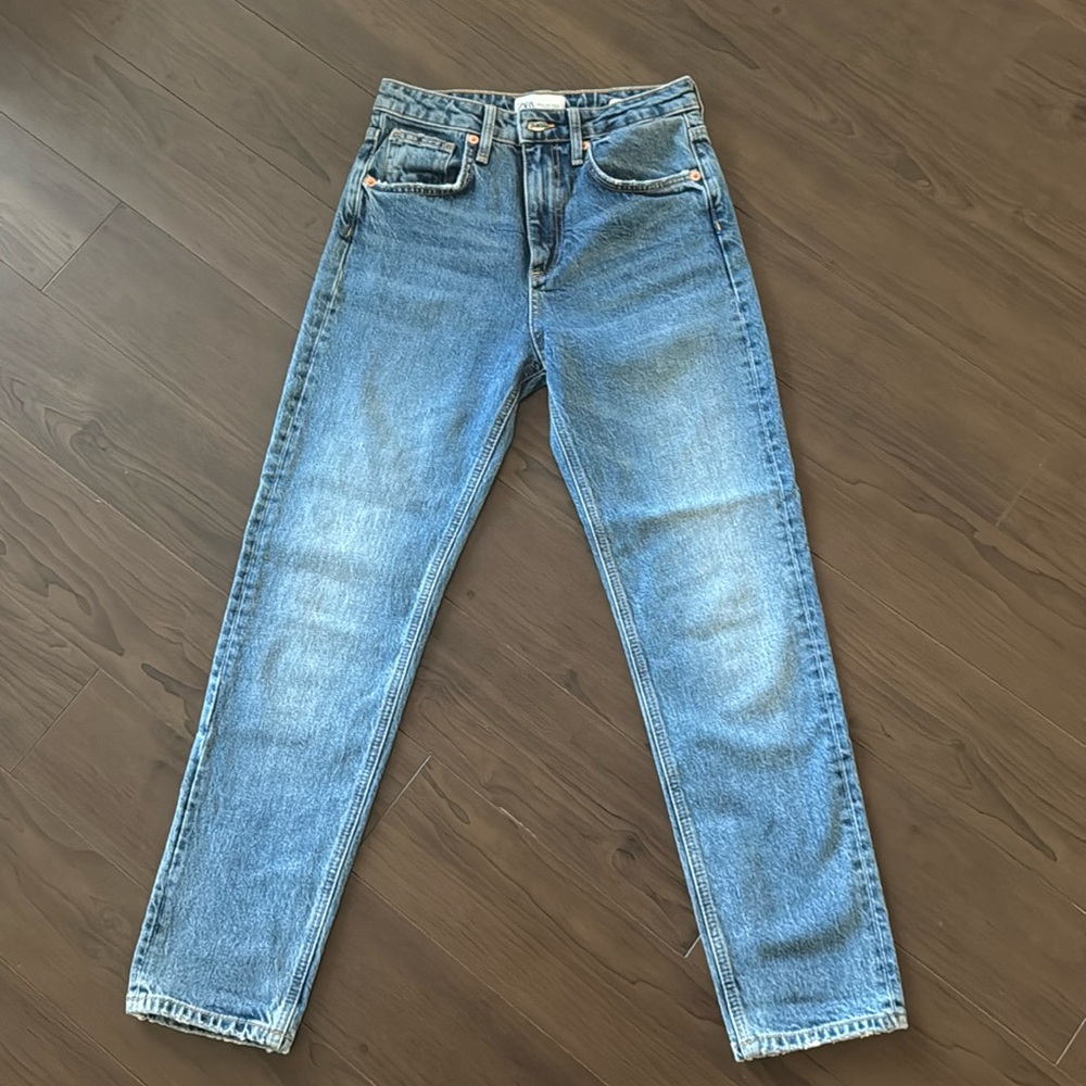 Blue straight jean legs from Zara never worn in great condition
